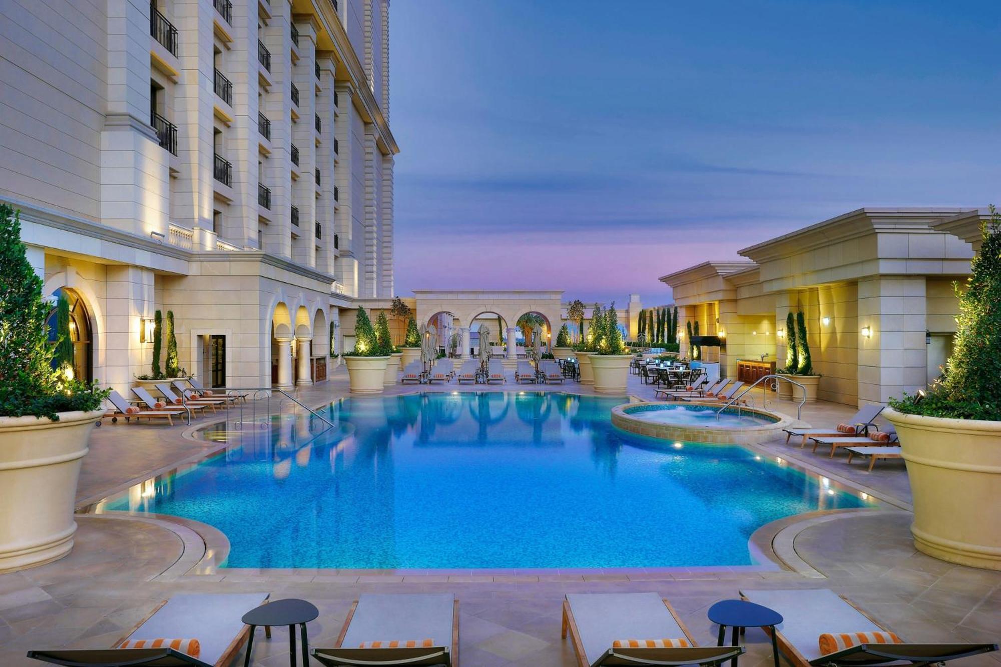 The Ritz-Carlton, Amman酒店 外观 照片 The swimming pool at the hotel
