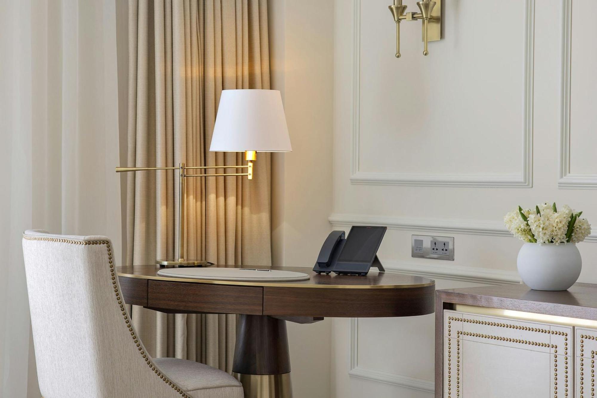 The Ritz-Carlton, Amman酒店 外观 照片 A table lamp