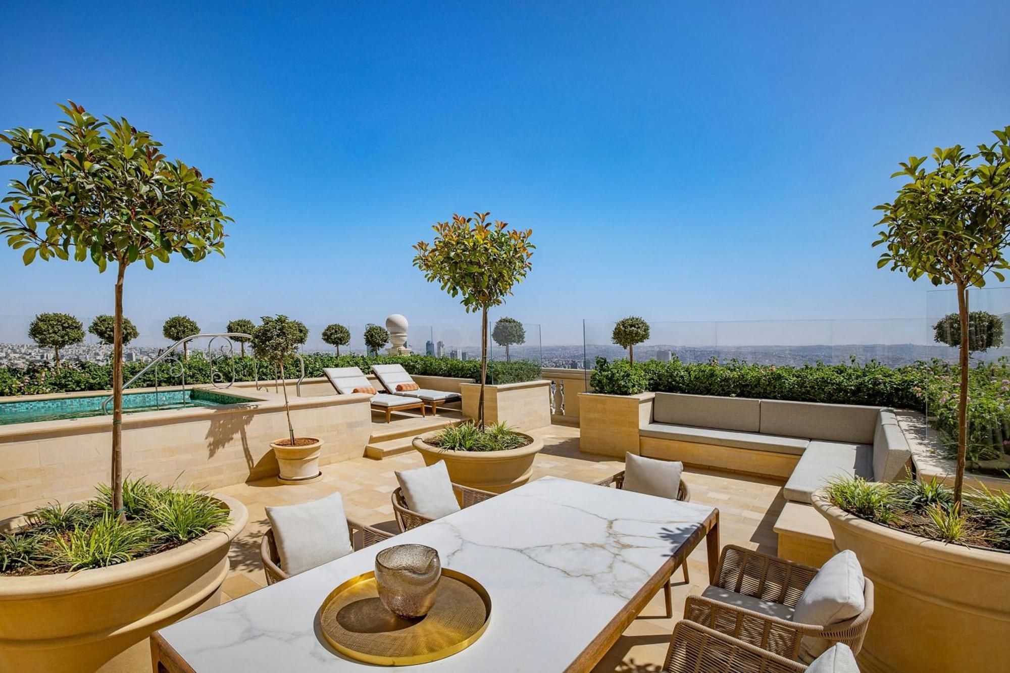 The Ritz-Carlton, Amman酒店 外观 照片 The rooftop pool at the Four Seasons Hotel